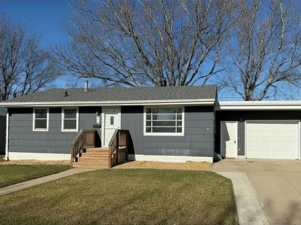 421 26th St NW, Minot, ND 58703