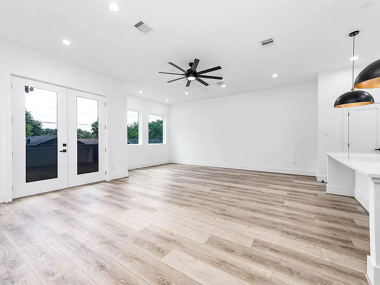 313 N Nagle St — Photo 15