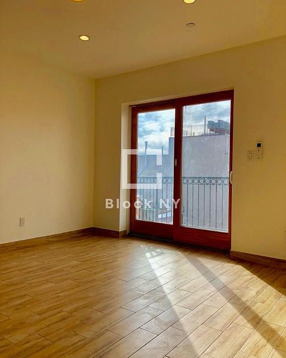 1st image of 3712 31st Ave APT 5R