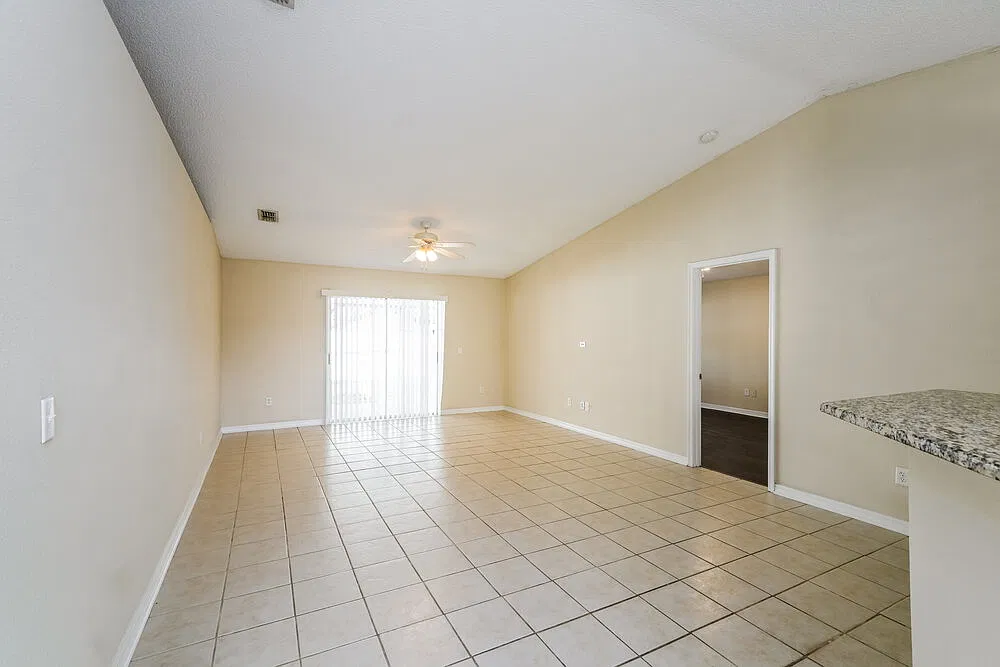 3 bed, 2.0 bath, 1424 sqft, $2,210 — Photo 4