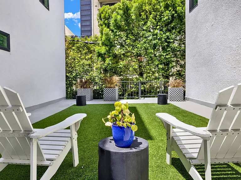 Westwood Riviera Apartments — Photo 19