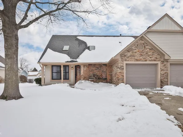 215 Black Maple Ct, Greenwood, IN 46143