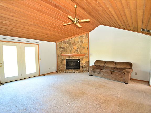3rd image of 824 Pinehurst Dr