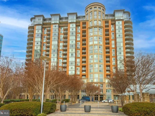 8220 Crestwood Heights Dr APT 301, Mc Lean, VA 22102