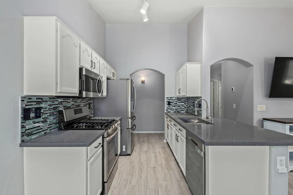 Welcome to your perfect 3 Bedroom plus a Den home with great community amenities!! — Photo 3