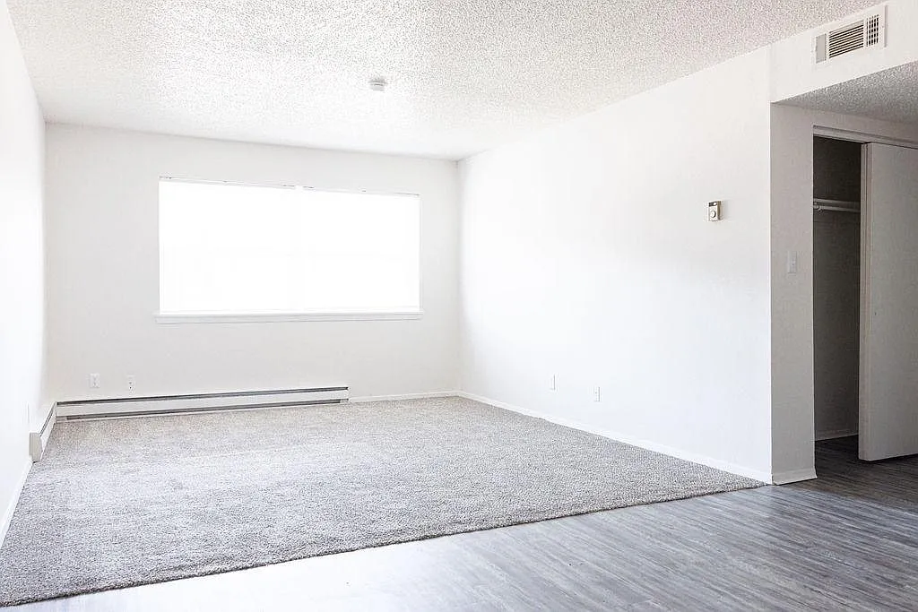 611 SW Bishop Rd — Photo 3