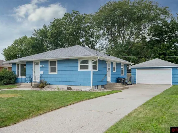 312 Emerson Ln, Mankato, MN 56001