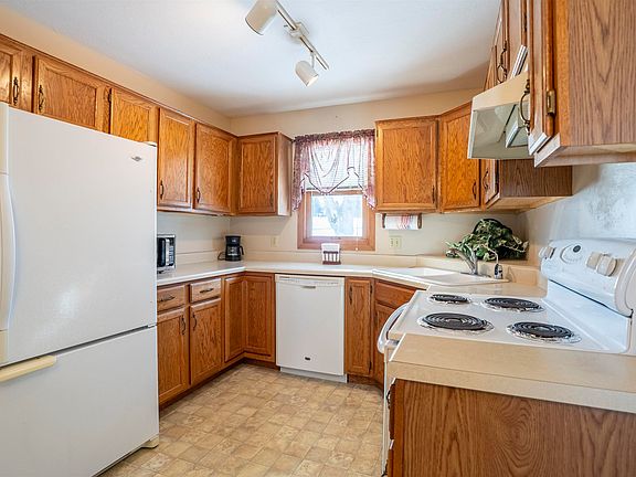 5th image of 15 Park Village Ct