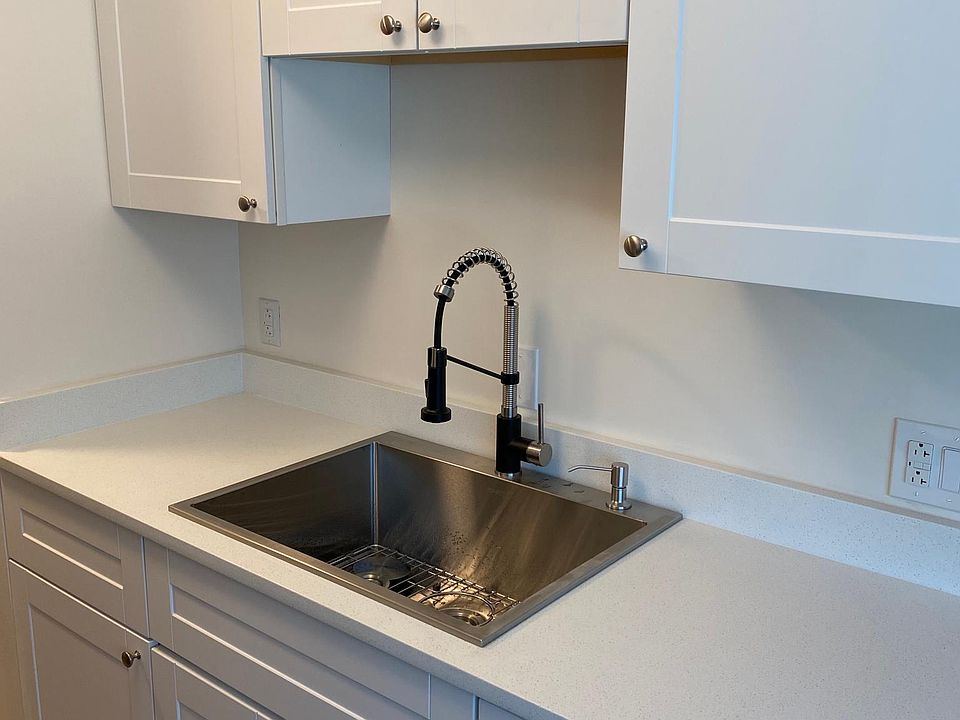 2nd image of 1221 E Olive St #1