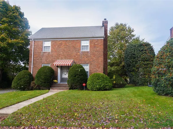 29 Centre Drive, Manhasset, NY 11030