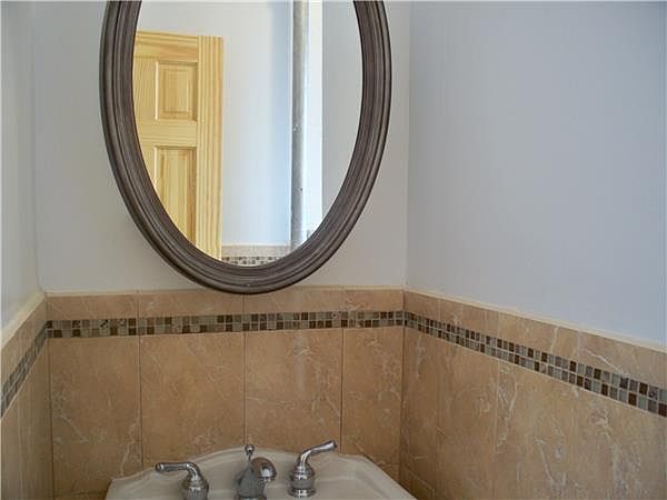 2nd image of 918 E 14th St APT 4F