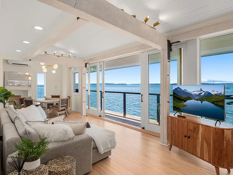 4701 Beach Dr SW — Photo 8