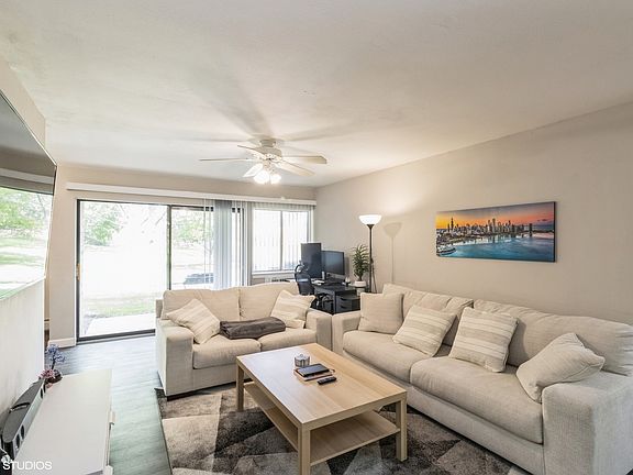 2nd image of 1810 Hemlock Pl APT 104