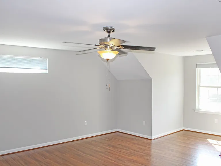 455 Phillips Ln — Photo 17