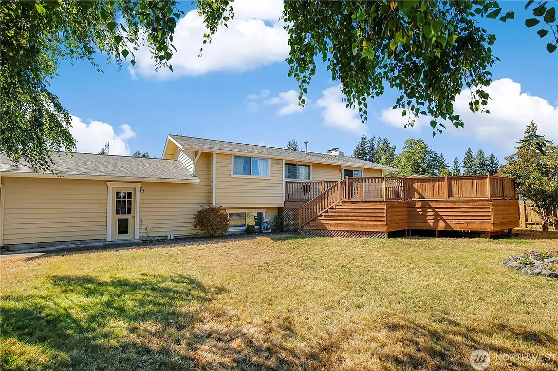 4 bed, 2520 sqft, $4,300 — Photo 2