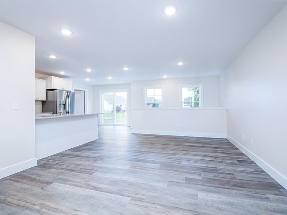 4th image of 9250 Brook Hollow Ln