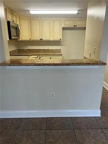 3 bed, 2.5 bath, 779 sqft, $1,800 — Photo 3