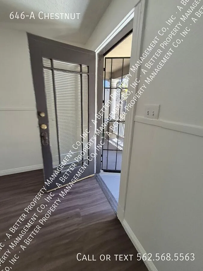Large 2 Story Backhouse - Front Porch, Newly Updated W/ Garage Spaces Available! — Photo 4