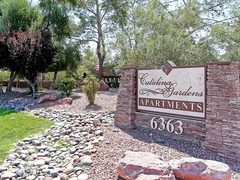 Catalina Gardens Apartments — Photo 1