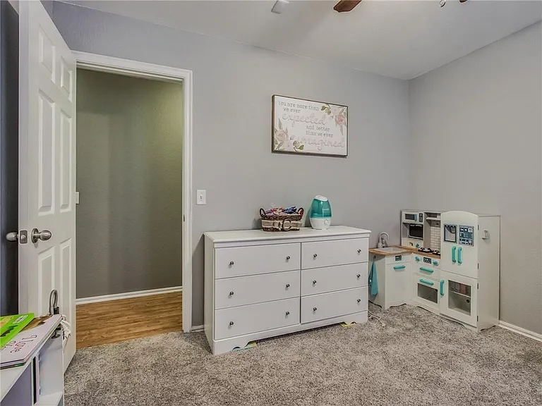 612 SW 38th Pl — Photo 6