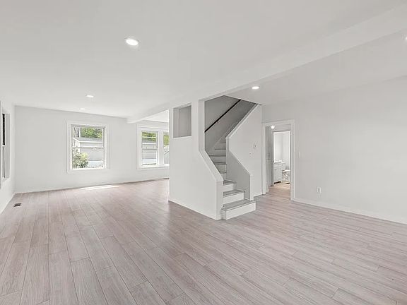 3rd image of 826 Riverside Dr