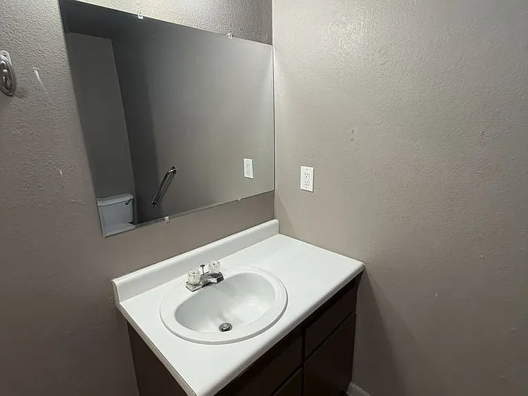 608 Riverside Dr — Photo 2