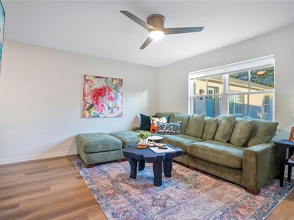 4th image of 122 E Belmar St #D