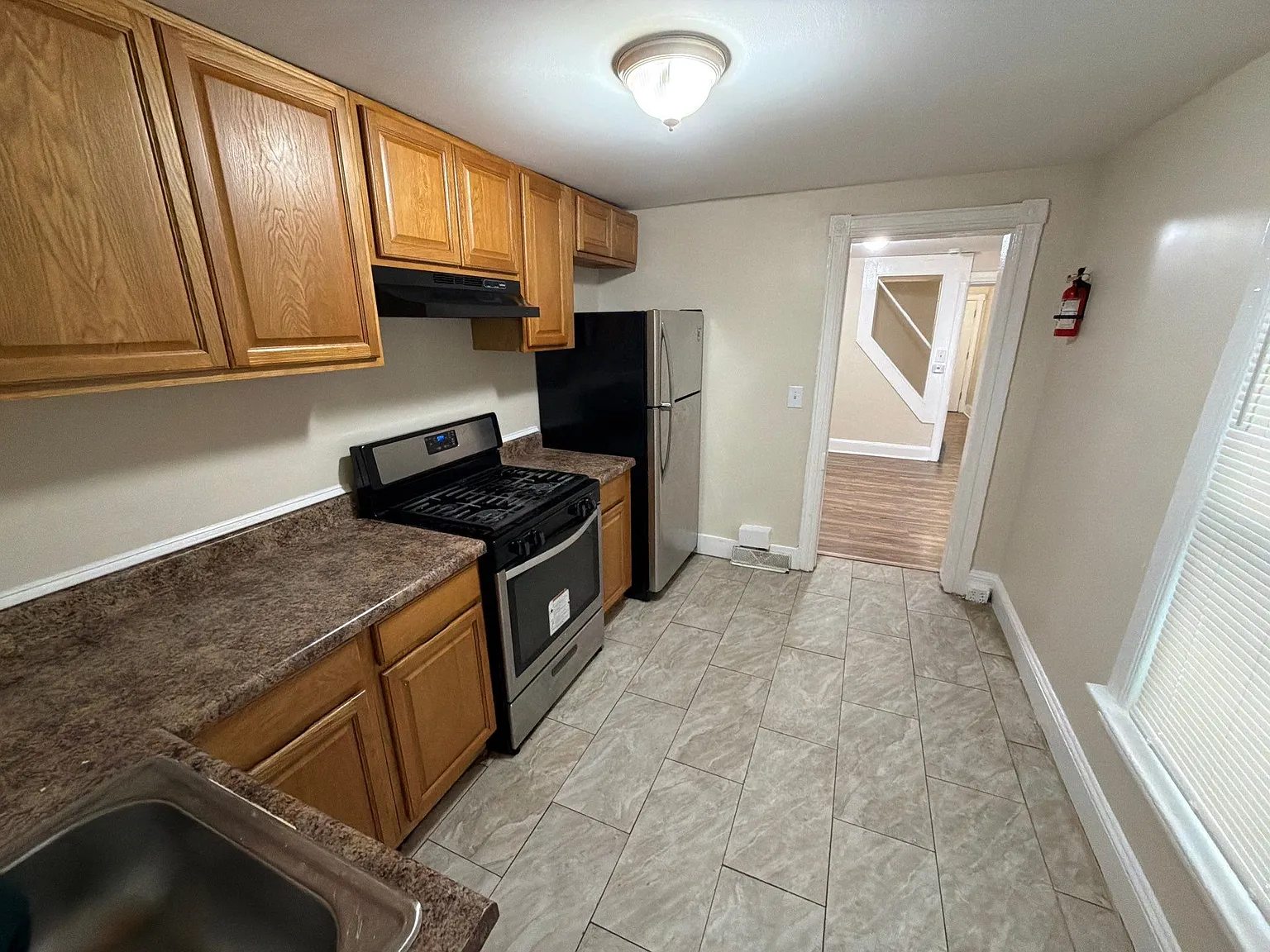 3 bed, 780 sqft, $1,900 — Photo 3