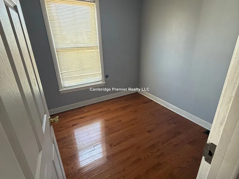 85R Glen St — Photo 1