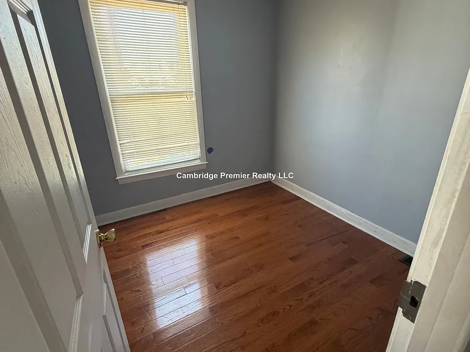 85R Glen St