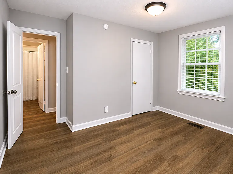 1502 Woodmere Dr — Photo 6