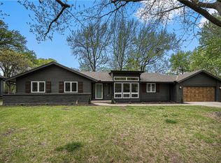 8904 Pawnee Ln, Leawood, KS 66206