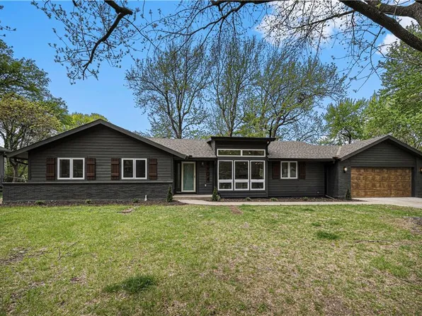 8904 Pawnee Ln, Leawood, KS 66206