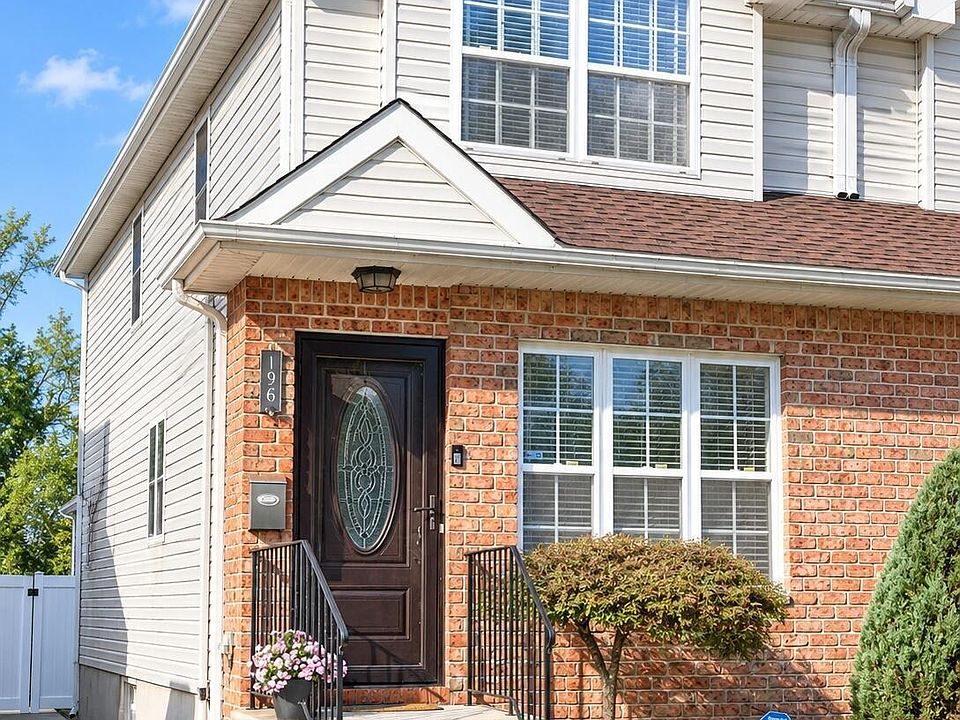 1st image of 196 Llewellyn Pl