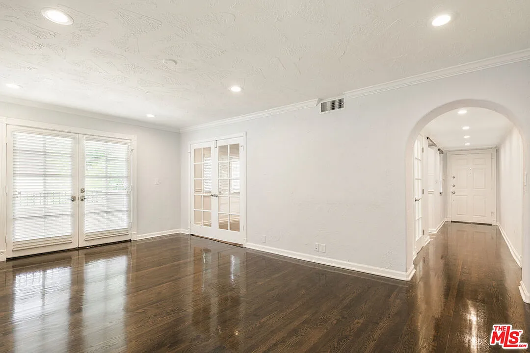 3 bed, 2.5 bath, 2100 sqft, $7,500 — Photo 2