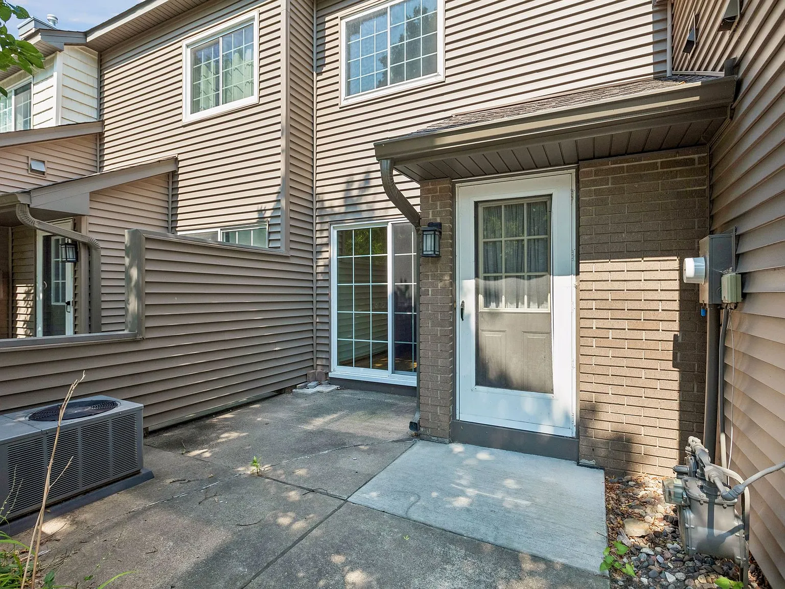 2 bed, 1076 sqft, $1,745 — Photo 2