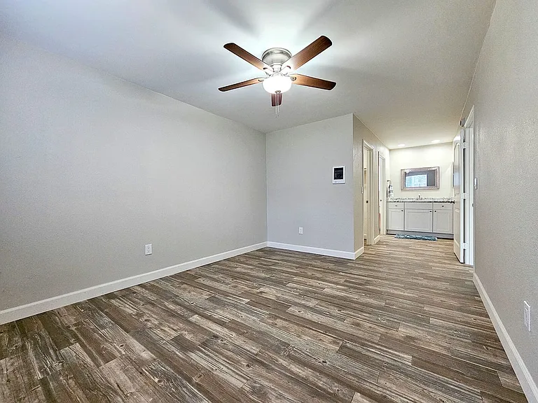 Sandalwood Apartments — Photo 14