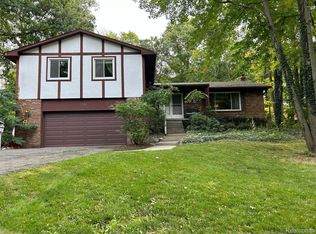 2749 Kathleen Dr, Brighton, MI