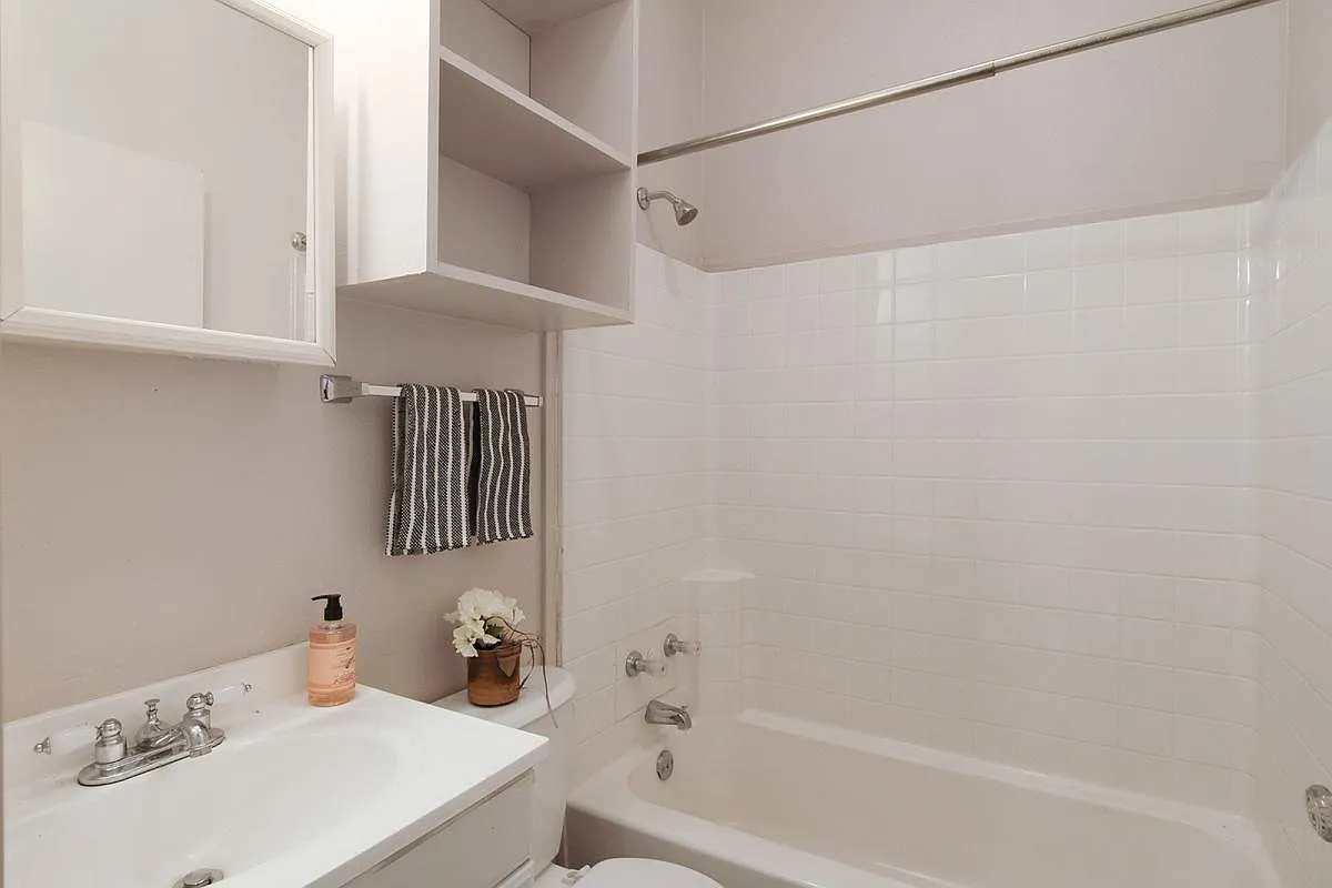 Full Bathroom - 7427 Spruce St