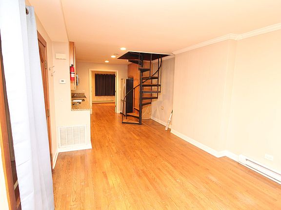 3rd image of 1005 N Lasalle St