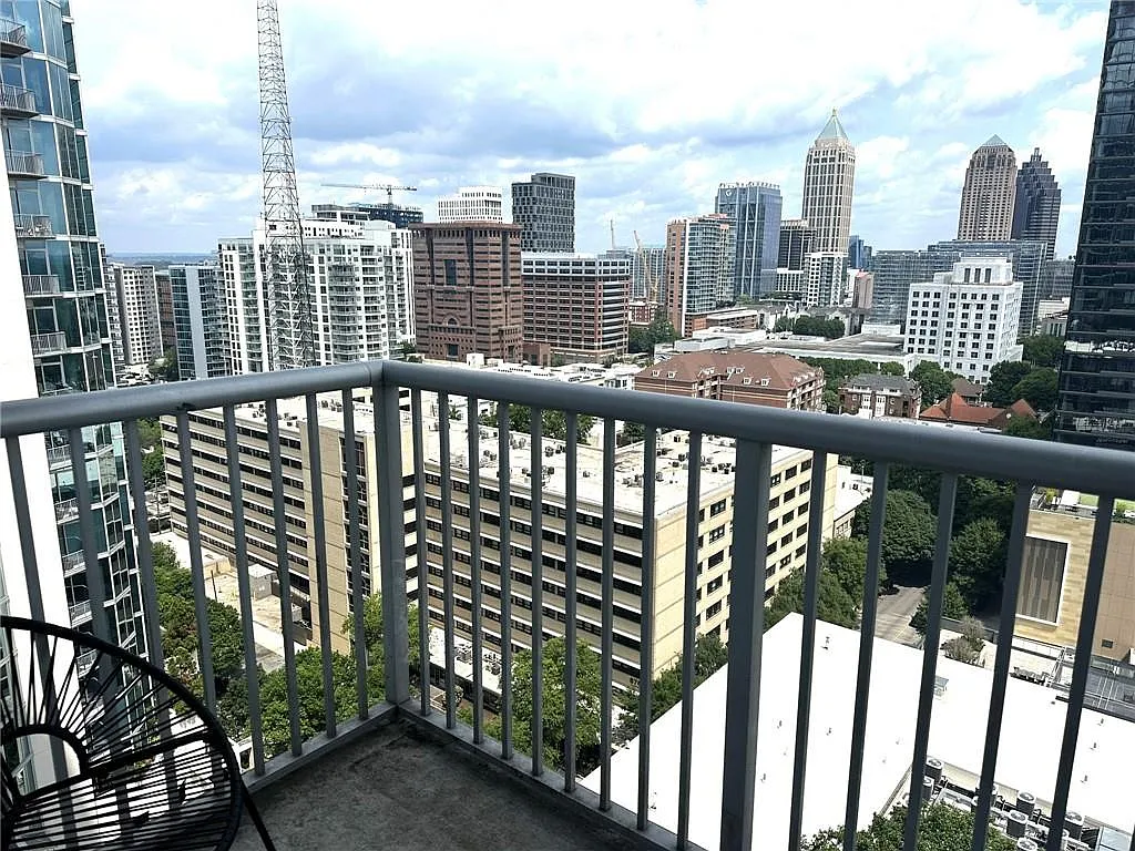 1 bed, 1.0 bath, 702 sqft, $1,950 — Photo 2