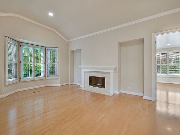 3rd image of 270 Gloria Cir