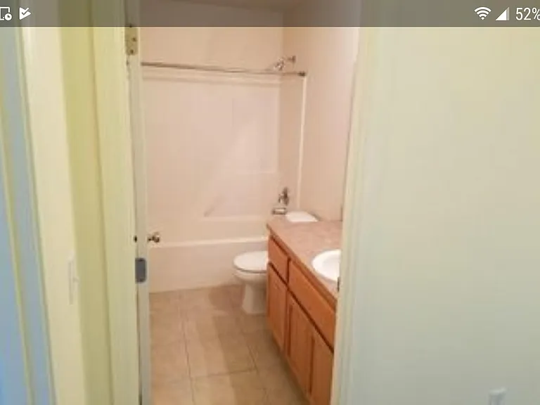 Full bath room shared with two guest rooms
