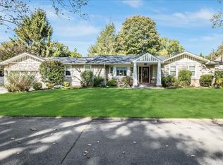 22 Chanticleer Ct, Huntington, NY 11743