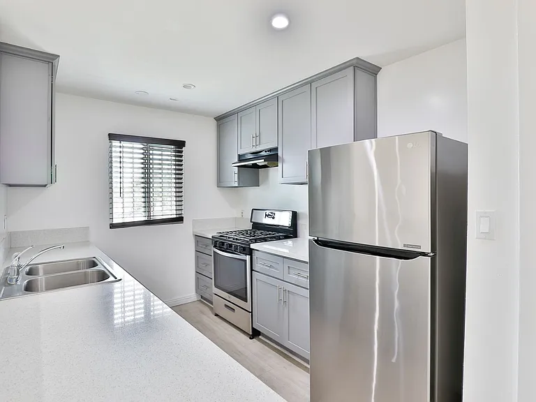 1881 W Jefferson Blvd — Photo 26