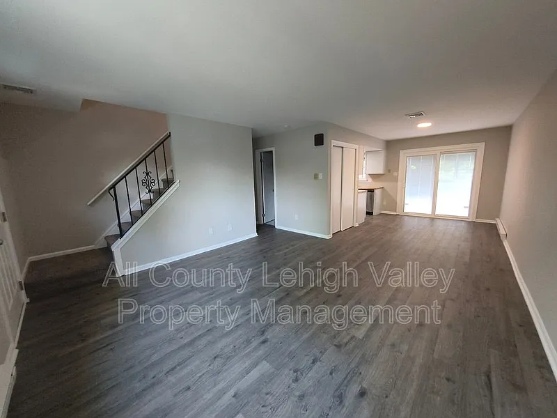3 bed, 2.0 bath, 1008 sqft, $2,045 — Photo 3