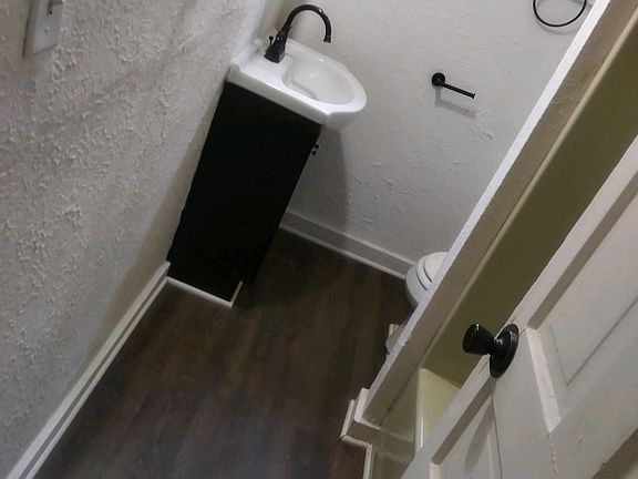 2nd image of 934 S Park St #2
