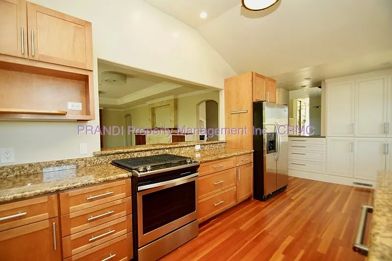 3 bed, 3.0 bath, 2700 sqft, $7,800 — Photo 3