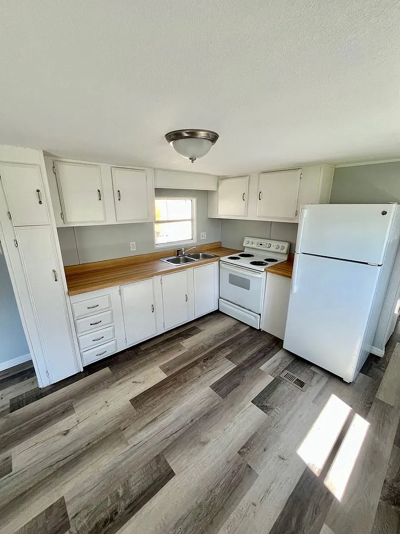 225 Adams Street — Photo 4