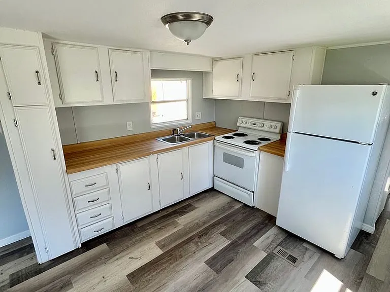 225 Adams St — Photo 3